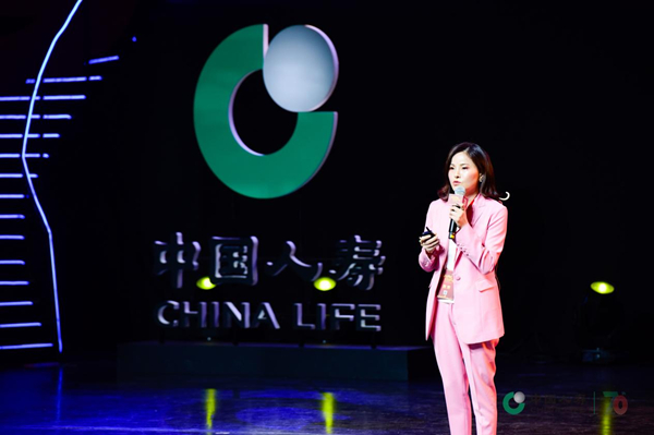 图:邬旦梅参加总公司荣誉表彰并授课