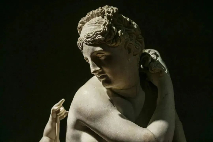 展览现场《俯⾝的阿佛洛狄忒与厄洛斯》