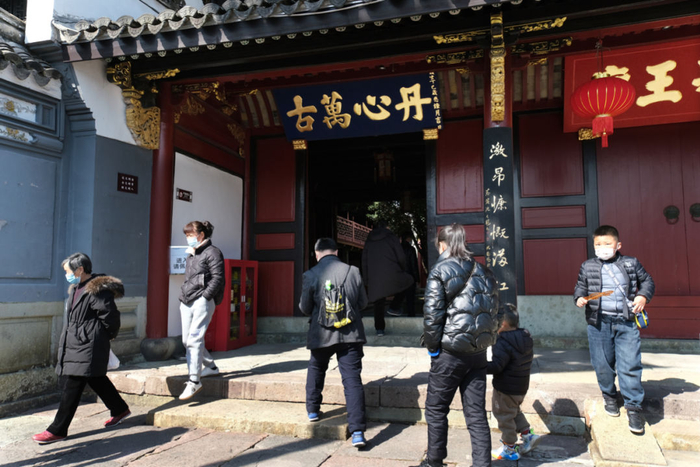 络绎不绝的游客