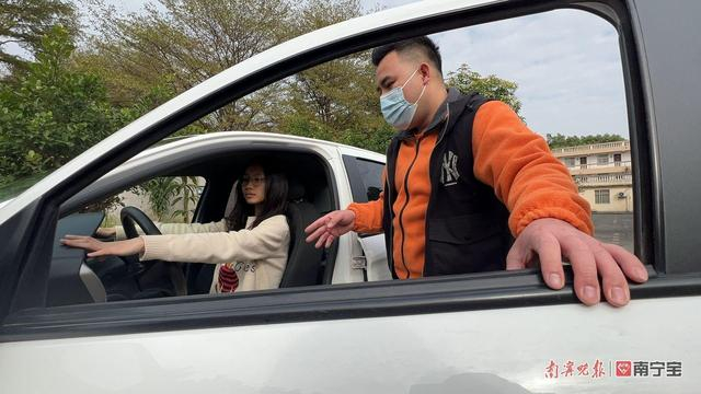 学员进行驾驶培训