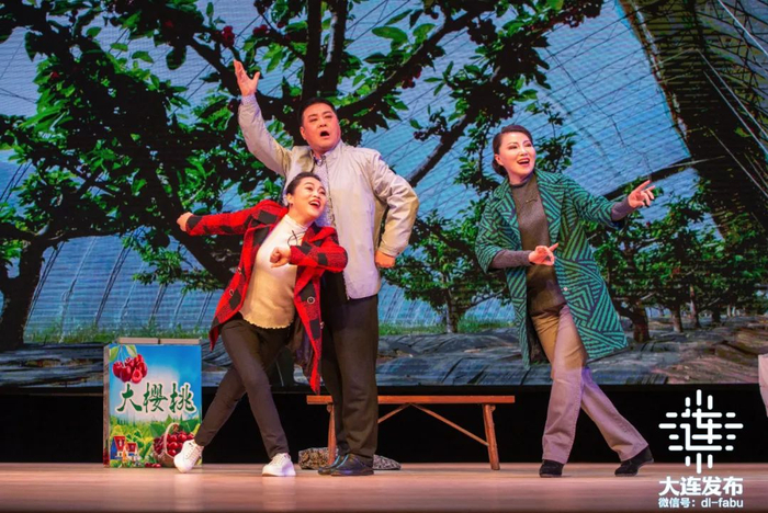 ▲辽剧小戏《村风送暖》剧照