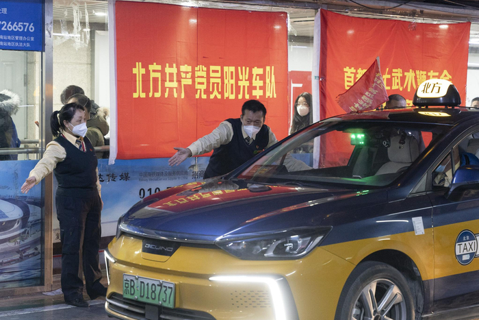 王建生和同事们一起参与服务工作。新京报记者 王贵彬 摄