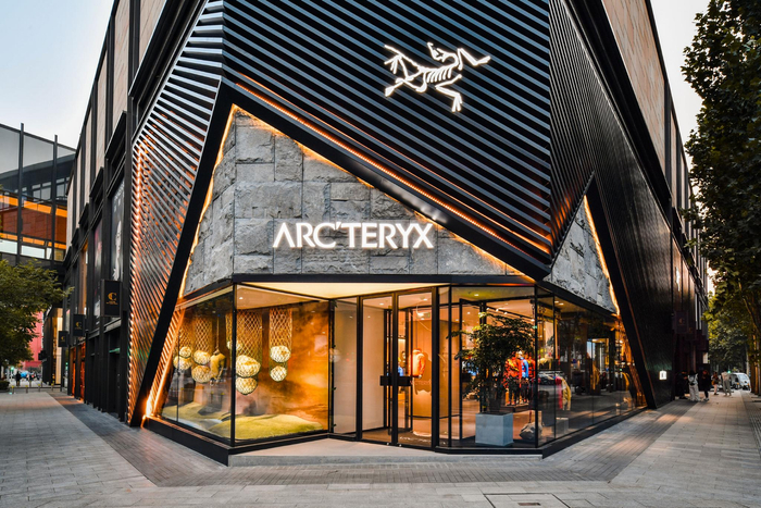 亚洲首家完整体现售前、售中、售后零售全价值链的始祖鸟旗舰店在王府中環开业。受访者供图