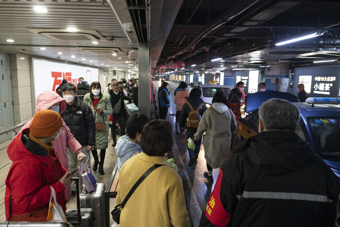 昨天深夜，北京南站出租车调度站内旅客排队候车。新京报记者 王贵彬 摄