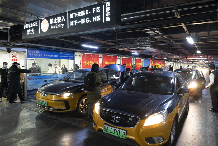 一批保障车辆集中抵达，旅客们准备上车。新京报记者 王贵彬 摄