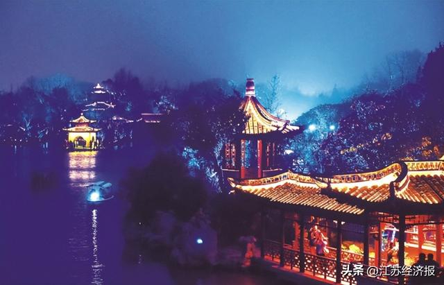春节期间，扬州市瘦西湖风景区内，游客尽享美轮美奂的夜游文旅大餐。 庄文斌 摄