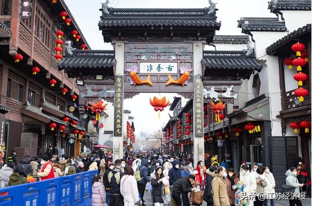 1月24日，游人在南京夫子庙景区游览。苏 阳 摄