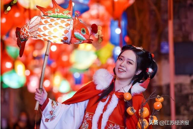 1月28日，游客在南京市老门东历史文化街区拍照留念。方东旭 摄