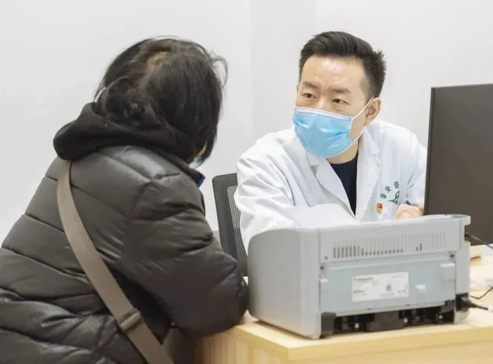 骨科医生王威接诊患者。图片来源：东西湖区融媒体中心