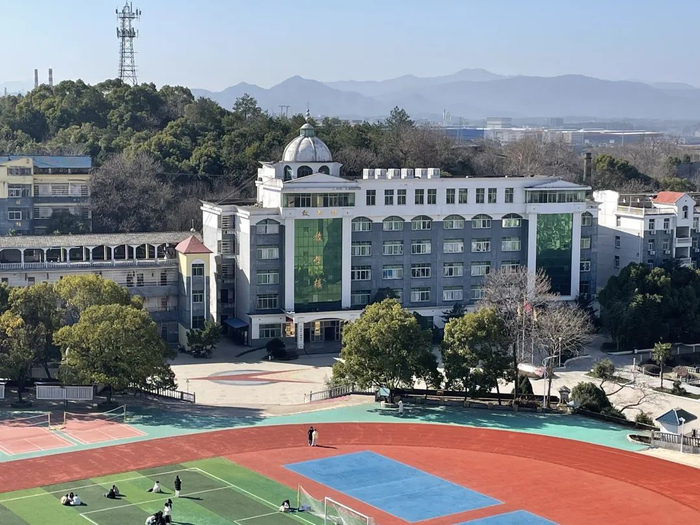 致远中学南面背靠的山林就是发现胡鑫宇遗体的金鸡山区域。本文图片均为澎湃新闻记者 王选辉 何沛芸 摄