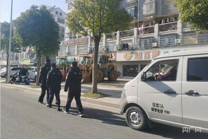 特警在致远中学附近路段巡逻（央广网记者邓玉玲 摄）