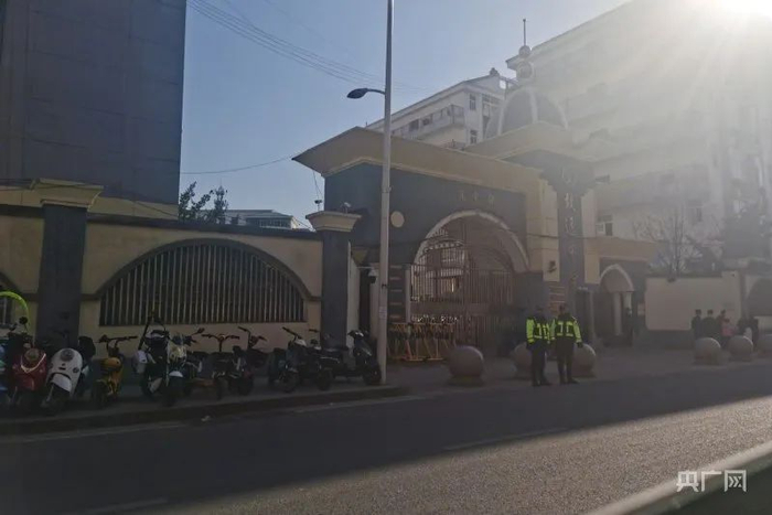 特警在致远中学门口值守（央广网记者邓玉玲 摄）