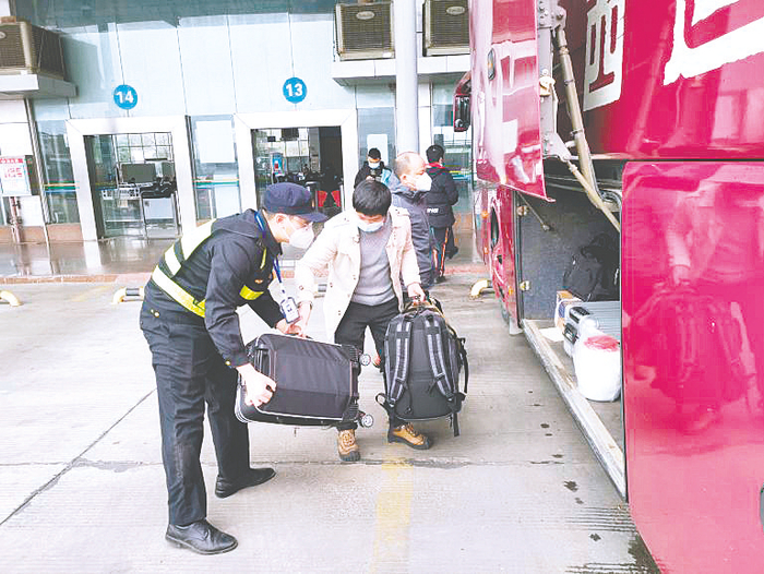     刘昌政帮助行动不便的旅客搬运行李。 （杨芬 摄）