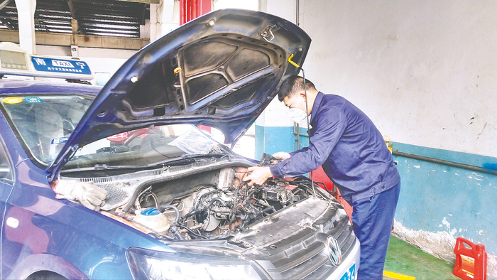     广西海博出租汽车有限公司职工在维修车辆。    （韦悦 摄）