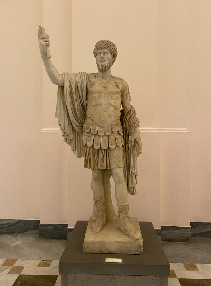 穿板甲的路奇乌斯·维鲁斯雕像，弗拉斯卡蒂与罗马，帕罗斯大理石（板甲）、卡拉拉大理石（头像），1-2世纪