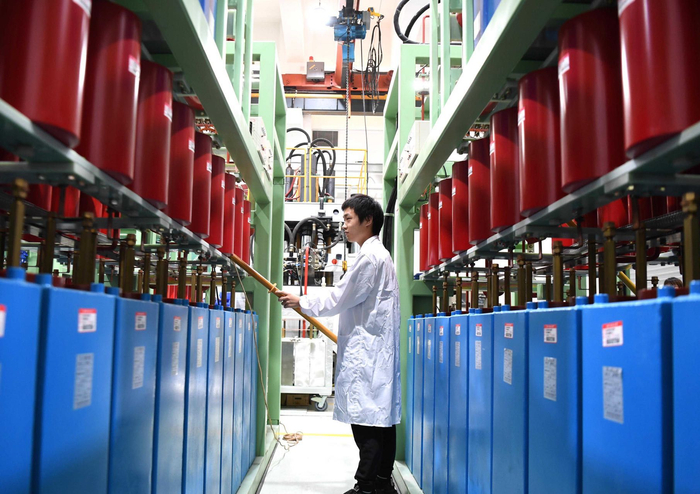 国家脉冲强磁场科学中心，科研人员在电源大厅工作。 长江日报记者高勇摄。长江日报供图