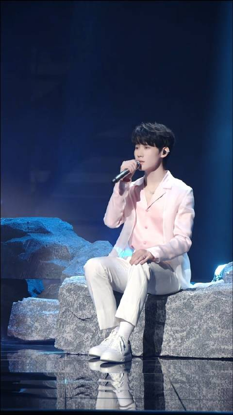 张真源时代少年团张真源抬起头来