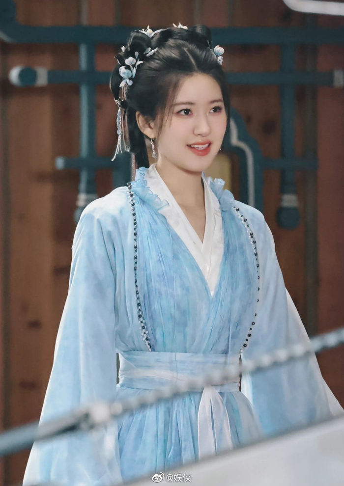 赵露思新剧古装造型好美,我们露思捂嘴笑真的太可爱了
