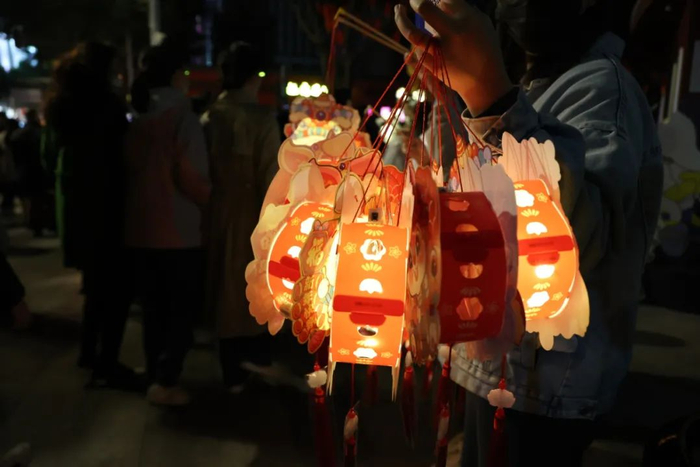 1月19日，西湖路花市，在路旁看到许多年轻人叫卖各式各样的“小兔子”。/林泽君