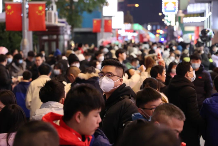 夜晚的长沙五一广场附近人头涌动，让人分不清东西南北。/林泽君