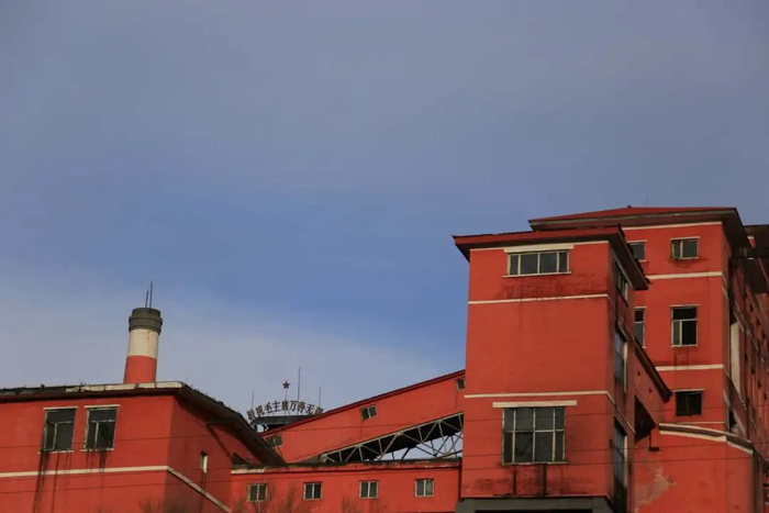 ▲鹤岗的矿区大楼，还保留着集体时代的印记。新京报记者 史航 摄