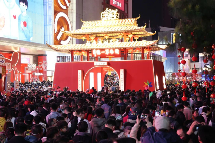 1月19日晚，广州西湖路花市，四面八方赶来市民将狭小的一条路挤得水泄不通。/林泽君