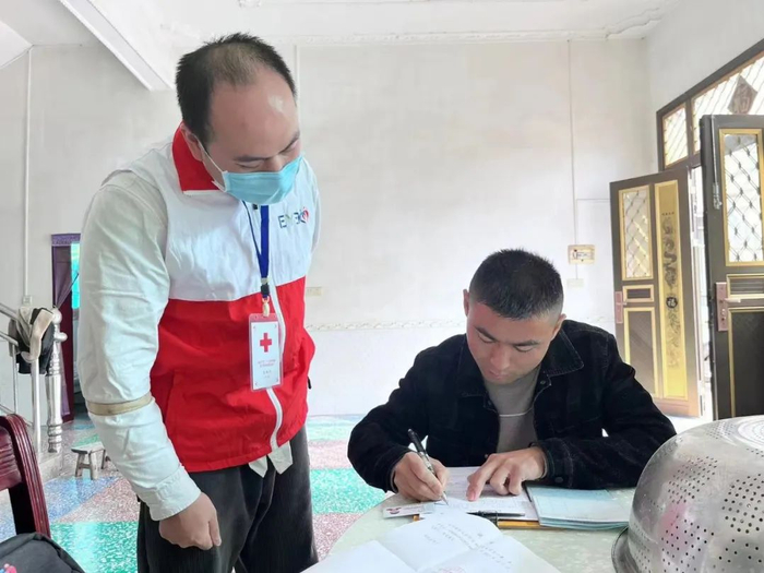 刘先生签署《遗体角膜确认登记表》