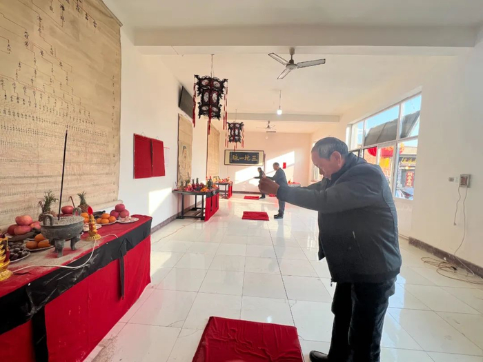 （岳氏后人在岳家祠堂祭拜）