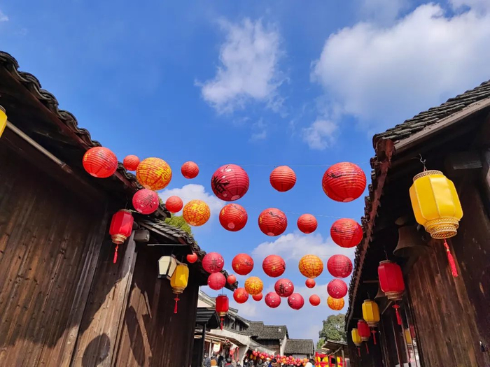 只能仰拍了。/@可口可爱