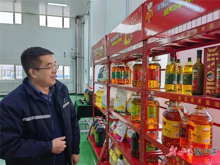 工作人员介绍产品。图片均由新甘肃·甘肃日报记者王朝霞 于晓明 摄