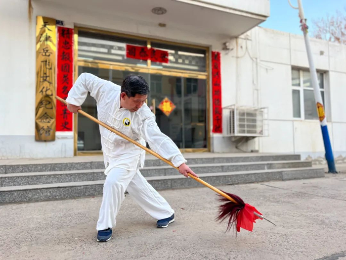 （岳文伍练习岳家枪）