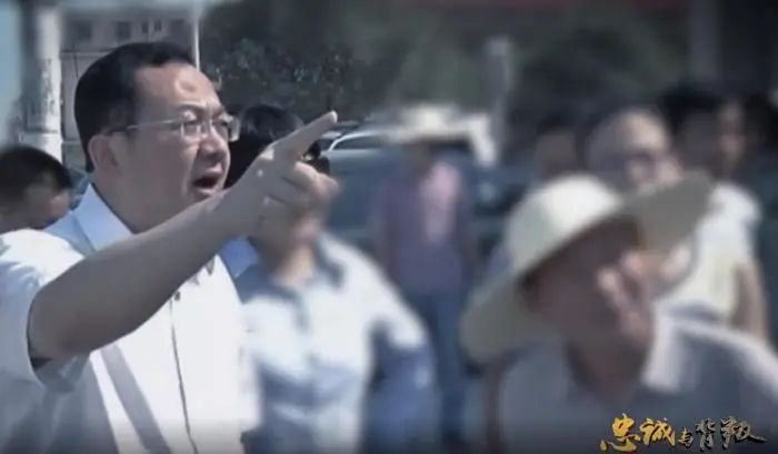 杨懿文在项目准入、土地出让金返还等请托事项上大开绿灯 图片来源：视频截图