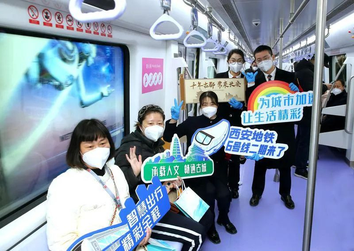 市民乘坐西安地铁6号线二期运营列车