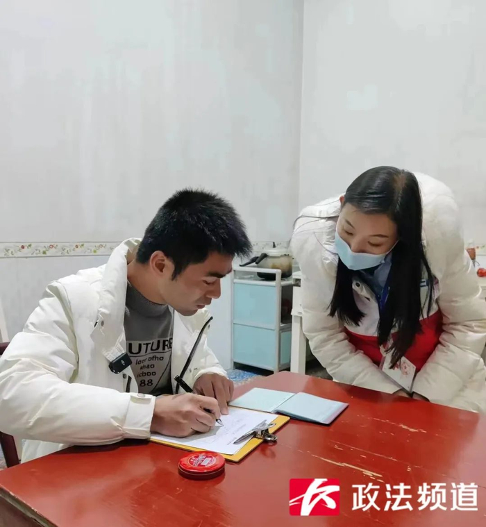 刘先生签署《遗体角膜确认登记表》