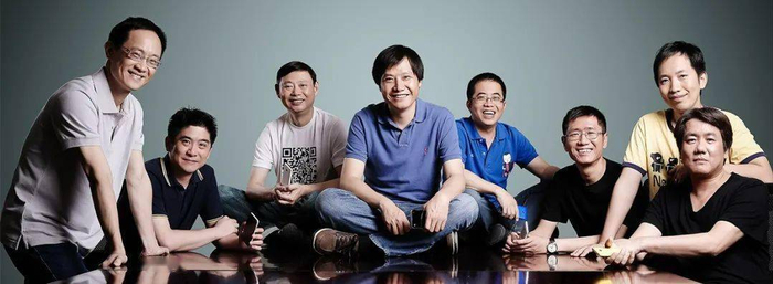 图：小米“八大金刚”（从左至右依次为55岁的林斌、黄江吉、周光平、雷军、黎万强、刘德、王川、洪锋），来源：网络