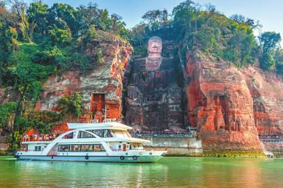 1月23日，一艘满载游客的游船从乐山大佛前驶过。 乐山大佛景区管委会供图