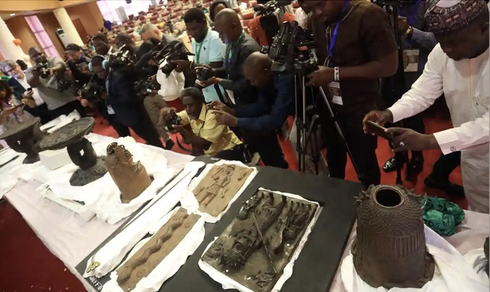 2022年12月，德国归还的贝宁青铜器在位于阿布贾的尼日利亚外交部展出。