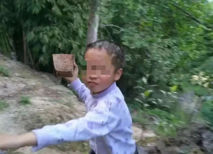 ▼ 爹，你当是在削苹果呢 ▼