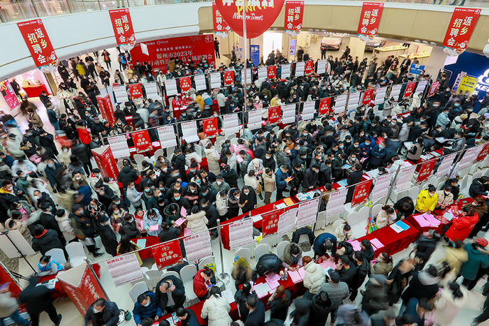 2023年1月27日，求职者在山东省滕州市2023年春风行动暨返乡人员专场招聘会上寻找适合自己的就业岗位。宋海存 摄