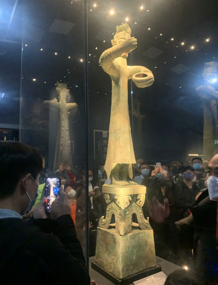 青铜大立人都没咋见过这阵仗。/@撸猫撸狗不撸铁