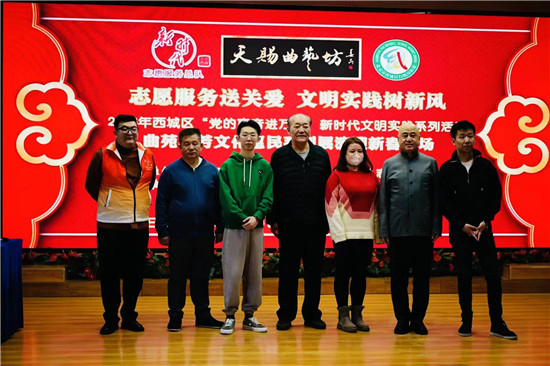     天赐曲艺坊迎新春专场演员合影。北纸坊街道建功北里社区供图