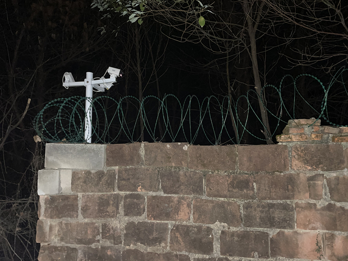 △学校附近更换新的铁丝圈