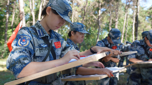 女飞行学员们在拉练中，左一为王硕。