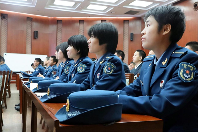 女飞行学员接受思想政治教育