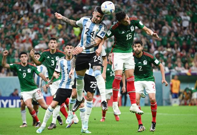 卡塔尔世界杯与墨西哥队的小组赛，费尔南德斯为阿根廷队打入一球。图片来源：新华社