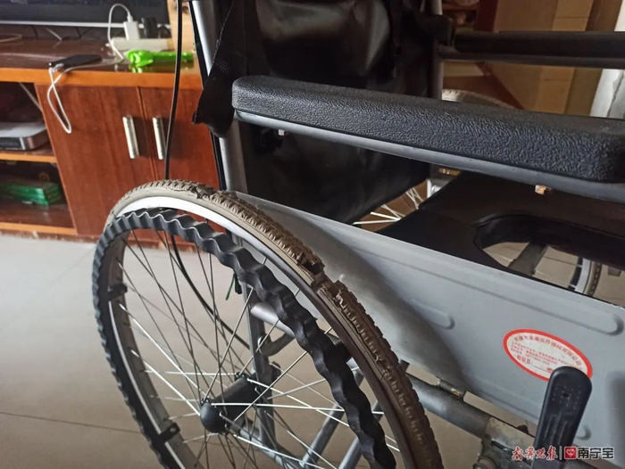 叶老伯使用的轮椅轮胎已经损坏