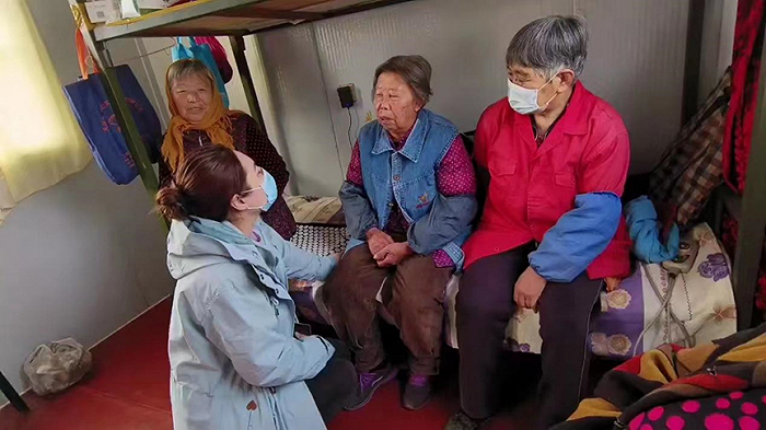 孔丹丹在陪奶奶聊天，受访者供图