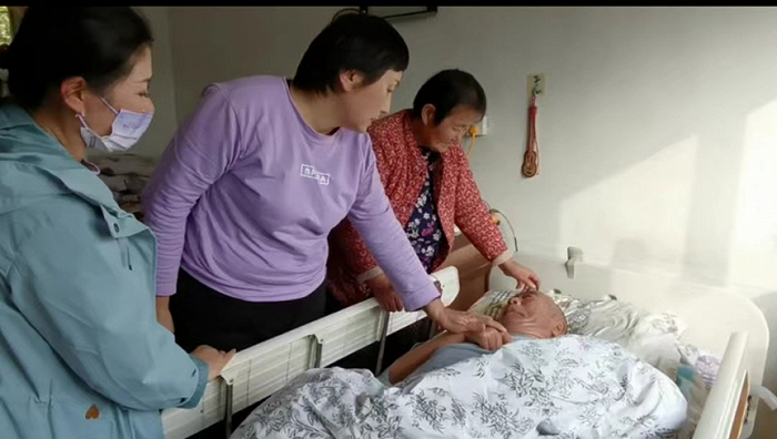 邹蓉给奶奶讲解护理知识，受访者供图