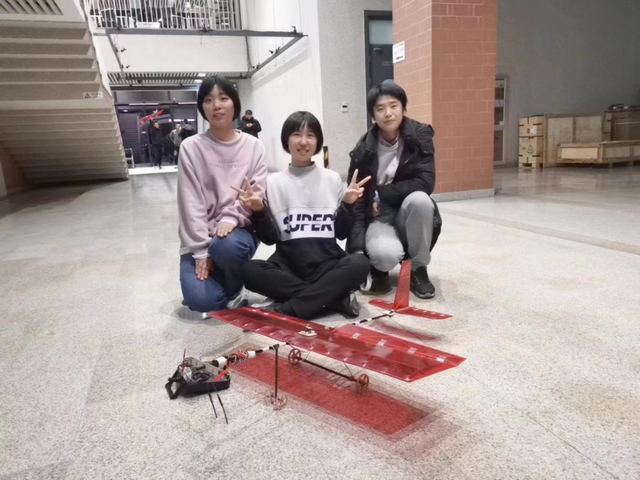 王硕、吴静、宋佳欢参与飞机制作实践课程