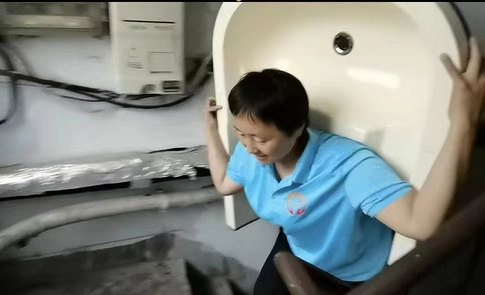 邹蓉需要背着浴缸爬楼，受访者供图